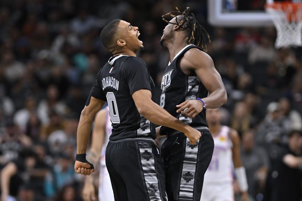 继续留队！福建男篮官方：球队和黎伊扬完成续约