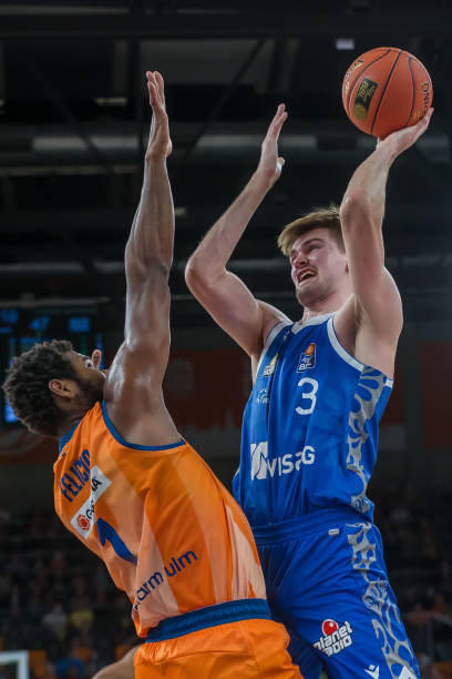 足球——欧冠：皇家马德里晋级八.