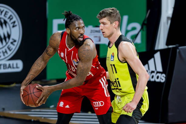 球员受伤而 球员受伤而