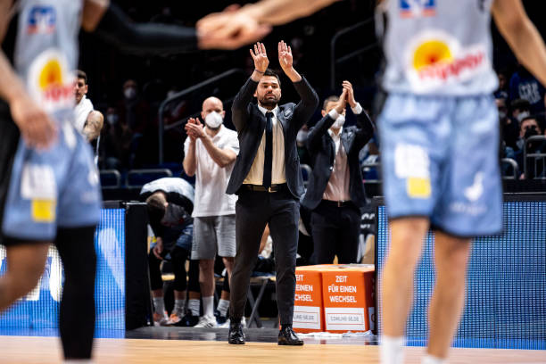 体育奥运冠军张常鸿呼吁市民积极配合疫情防控